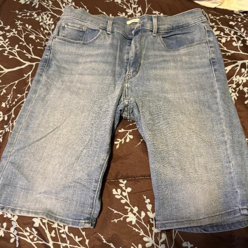 Women's Levi Bermuda Shorts (size 29)